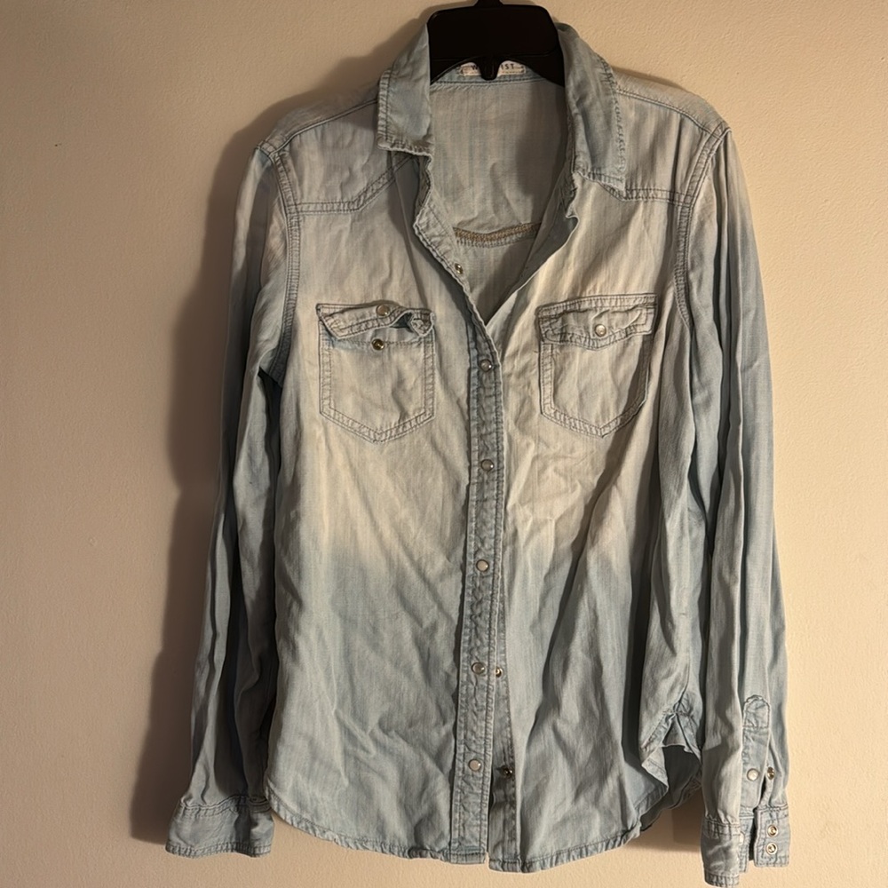 Vintage style button up shirt!